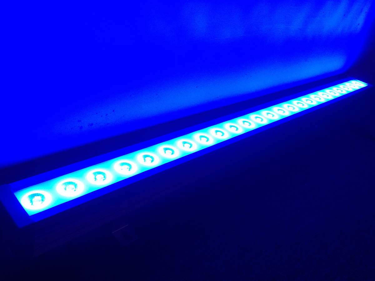 24pcs llevó la barra de iluminación al aire libre del lavado de la pared 4in1 con las luces de Dmx para construir el exterior 14